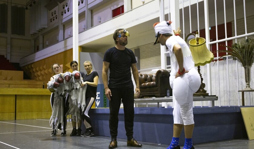 <p>Een beeld van de repetitie van de voorstelling Vreemde Vogels. (Foto's: Myrthe Effing)</p>
