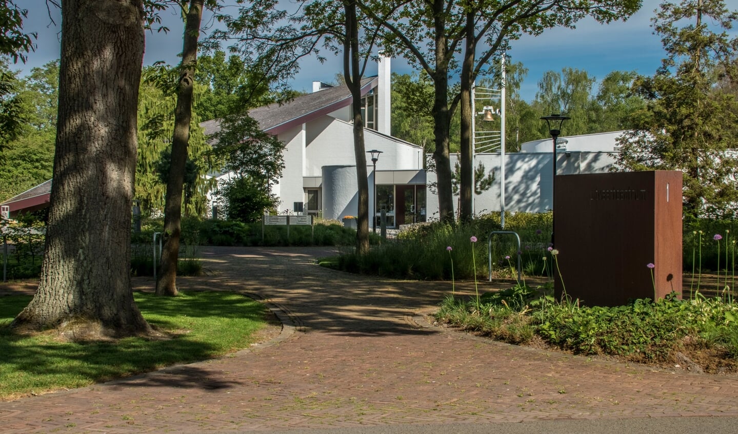 Stichting Uitvaartverzorging voor Nijverdal en Omstreken heeft renovatieplannen voor het zeer beeldbepalende dak van de aula van het uitvaartcentrum.