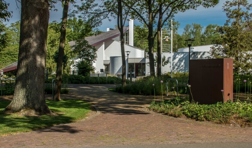 <p>Stichting Uitvaartverzorging voor Nijverdal en Omstreken heeft renovatieplannen voor het zeer beeldbepalende dak van de aula van het uitvaartcentrum.</p>