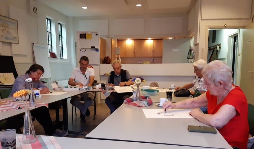 <p>Deelnemers aan de Kunstbrouwerij in de Hofkerk. Kunst- en cultuurdeelname zijn een goede manier om actief en betrokken te blijven bij de gemeenschap in de brede zin.</p>