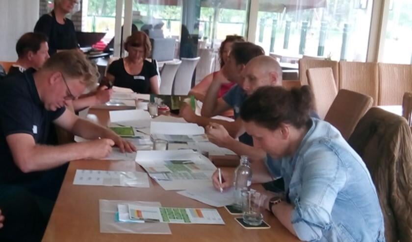 <p>Voetbalvereniging Enter Vooruit en Golfclub De Koepel evalueren kennismaking.</p>