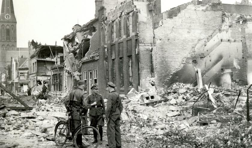 Gebombardeerde Hengelose binnenstad, 8 oktober 1944, fotograaf onbekend, collectie gemeentearchief Hengelo.
