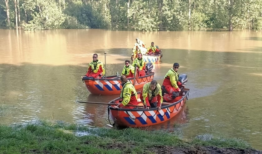 <p>Reddingsbrigade Wierden tijdens de inzet in het overstroomde gebied in Limburg in juli dit jaar.</p>