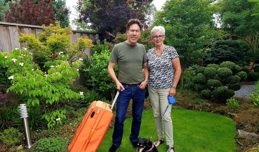 <p>Hüseyin en Christine hopen deze zomer nog naar familie in Turkije te kunnen gaan; plan B is Het Luttezand met hondje Bindi. (Foto: L. Meijer)</p>