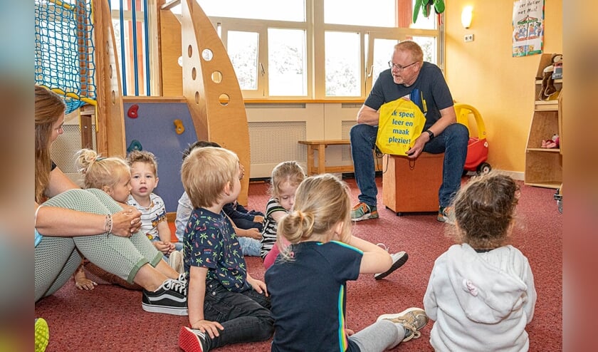 <p>Wethouder Christenhusz deelt een leuke vakantierugzak uit aan kinderen van het VVE. "Ieder kind heeft een goede start nodig op de basisschool, ongeacht de thuissituatie" </p>