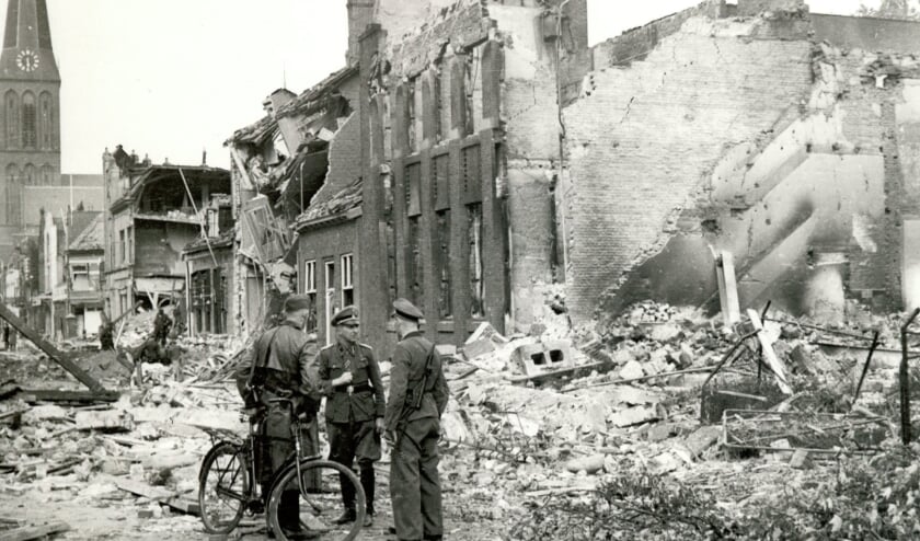 <p>Gebombardeerde Hengelose binnenstad, 8 oktober 1944, fotograaf onbekend, collectie gemeentearchief Hengelo.</p>