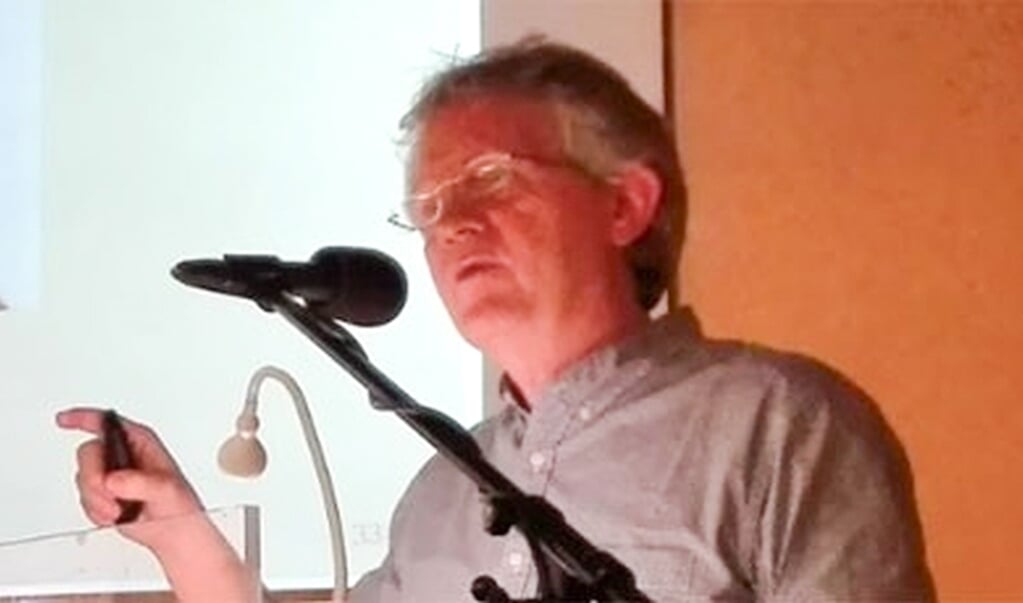 Filosoof en humanisticus Jan Warndorff geeft een lezing in De Bleek.
