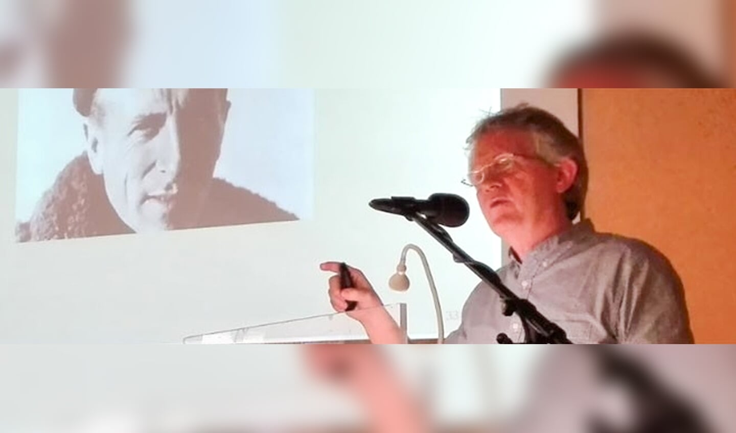 Filosoof en humanisticus Jan Warndorff geeft een lezing in De Bleek.