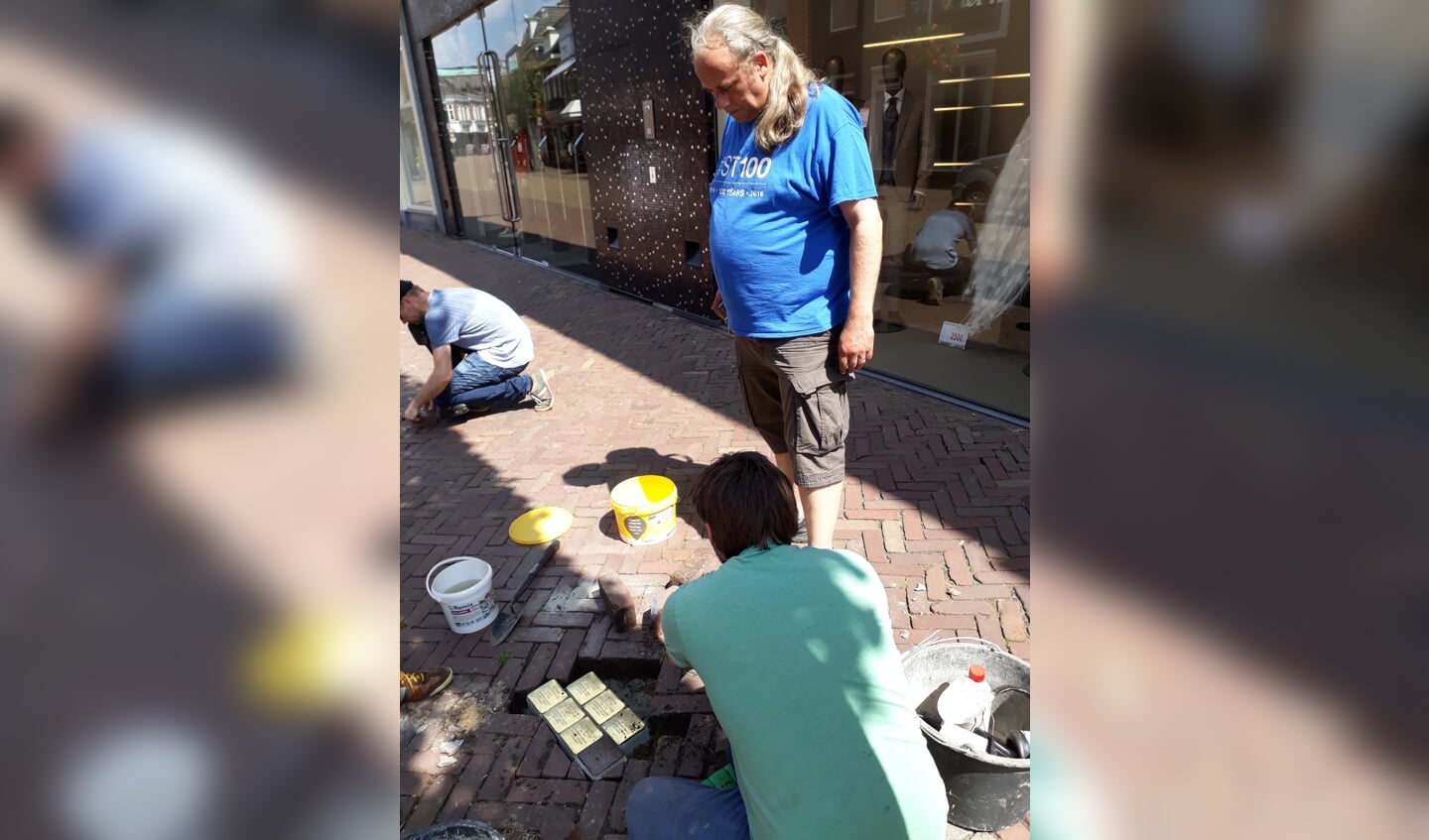 Sensata Technologies Holland heeft een flink aantal Stolpersteine in Almelo geplaatst.