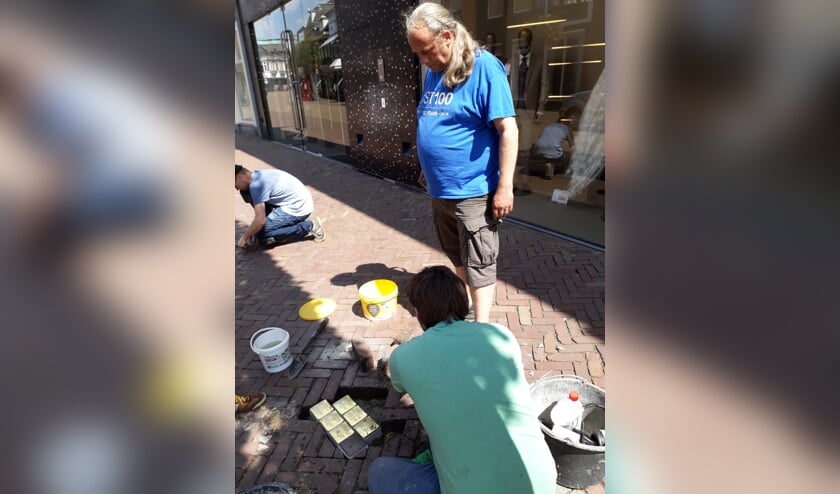 <p>Sensata Technologies Holland heeft een flink aantal Stolpersteine in Almelo geplaatst.</p>