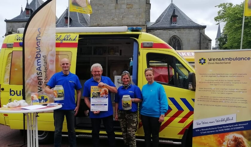 <p>Willem Schippers en zijn collega's maken promotie in Haaksbergen voor Wensambulance Oost-Nederland</p>