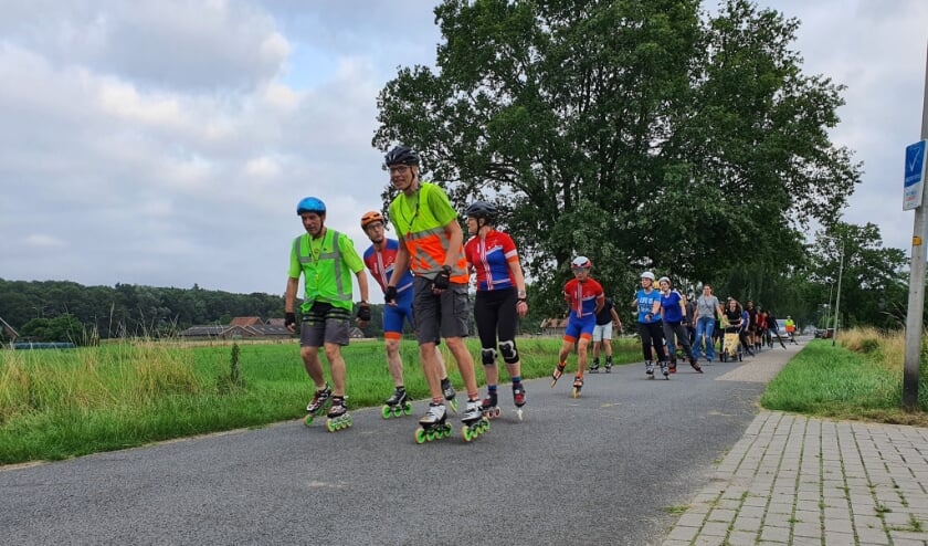 <p>Skaters onderweg door het buitengebied. Foto: Nightskate Twente. </p>