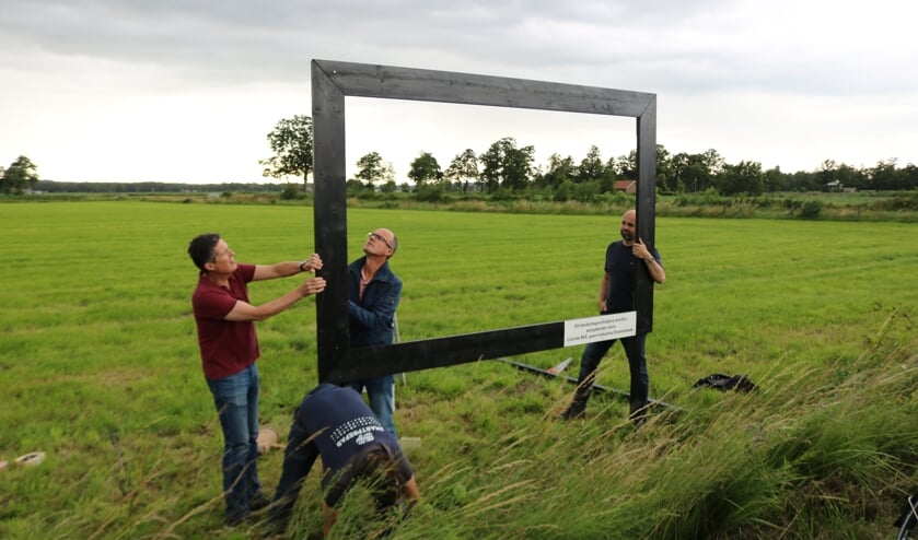 <p>Leden van het actiecomité geen industrie in Elsenerbeek plaatsen het landschapsschilderij. Binnen de lijst links Gert-Jan Geerling (links) en Leo Nieuwenhuis. </p>