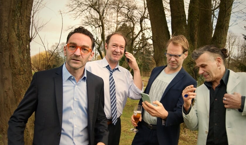 <p>King's men brengen Hamlet in de openlucht.</p>