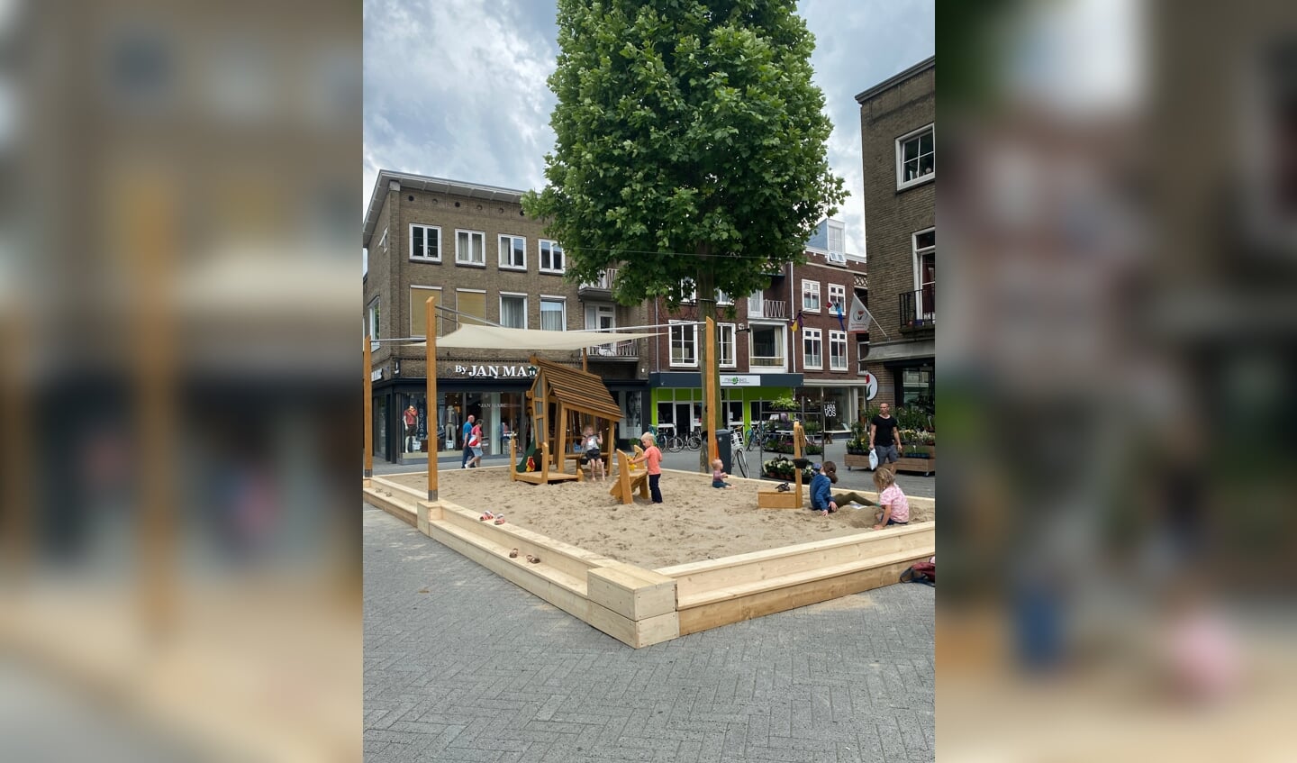 Kinderen vermaken zich in het zand in het centrum. De opening was zaterdag.