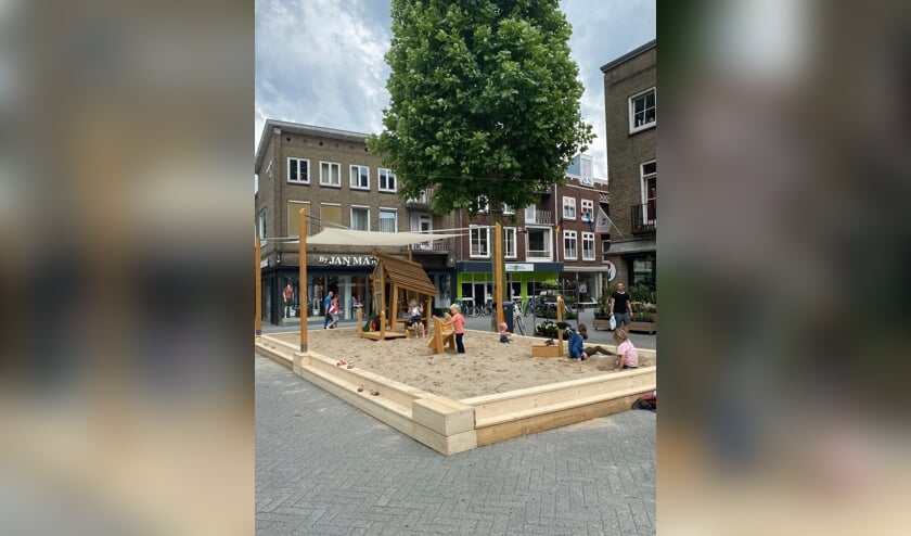 <p>Kinderen vermaken zich in het zand in het centrum. De opening was zaterdag. </p>