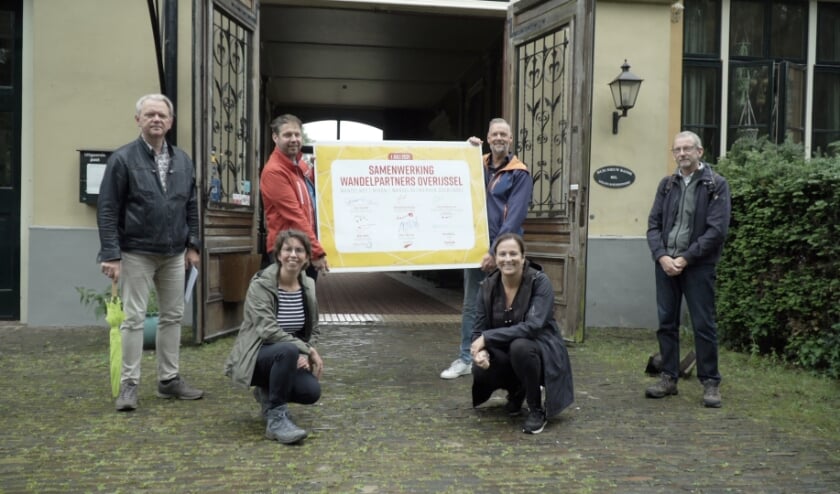 <p>Op 1 juli ondertekenden vertegenwoordigers Gastvrij Overijssel, Wandelnet en Nivon Natuurvrienden een samenwerkingsovereenkomst.</p>