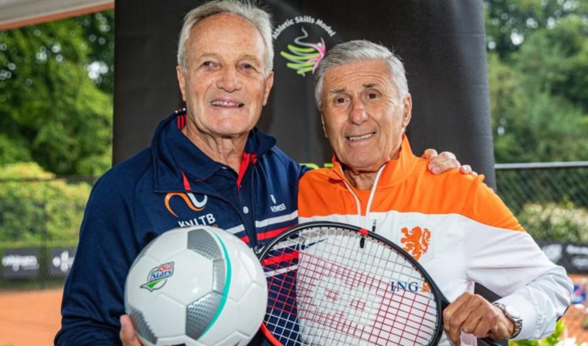Oud-toptennisser Tom Okker en oud-topvoetballer Sjaak Swart. Foto: Nationaal Ouderenfonds.  