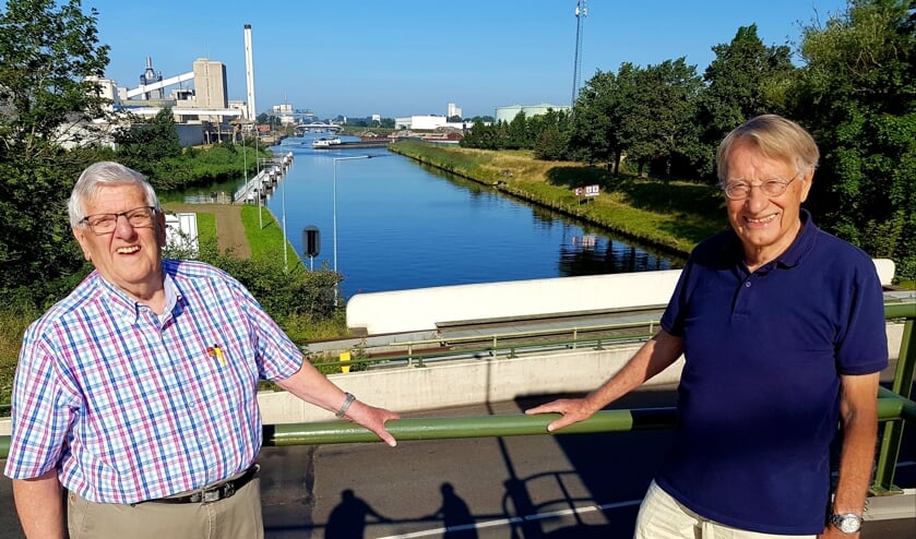 <p>Walter Tuenter (links) en Martin de Ruiter, vanaf sluis Hengelo, met een prachtig uitzicht over het Twentekanaal. (Foto: Linda Meijer)</p>