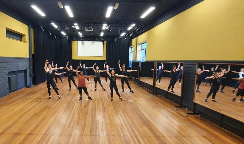 <p>Dansers in de kleine zaal in De Kappen. Het nieuwe seizoen is begonnen. </p>