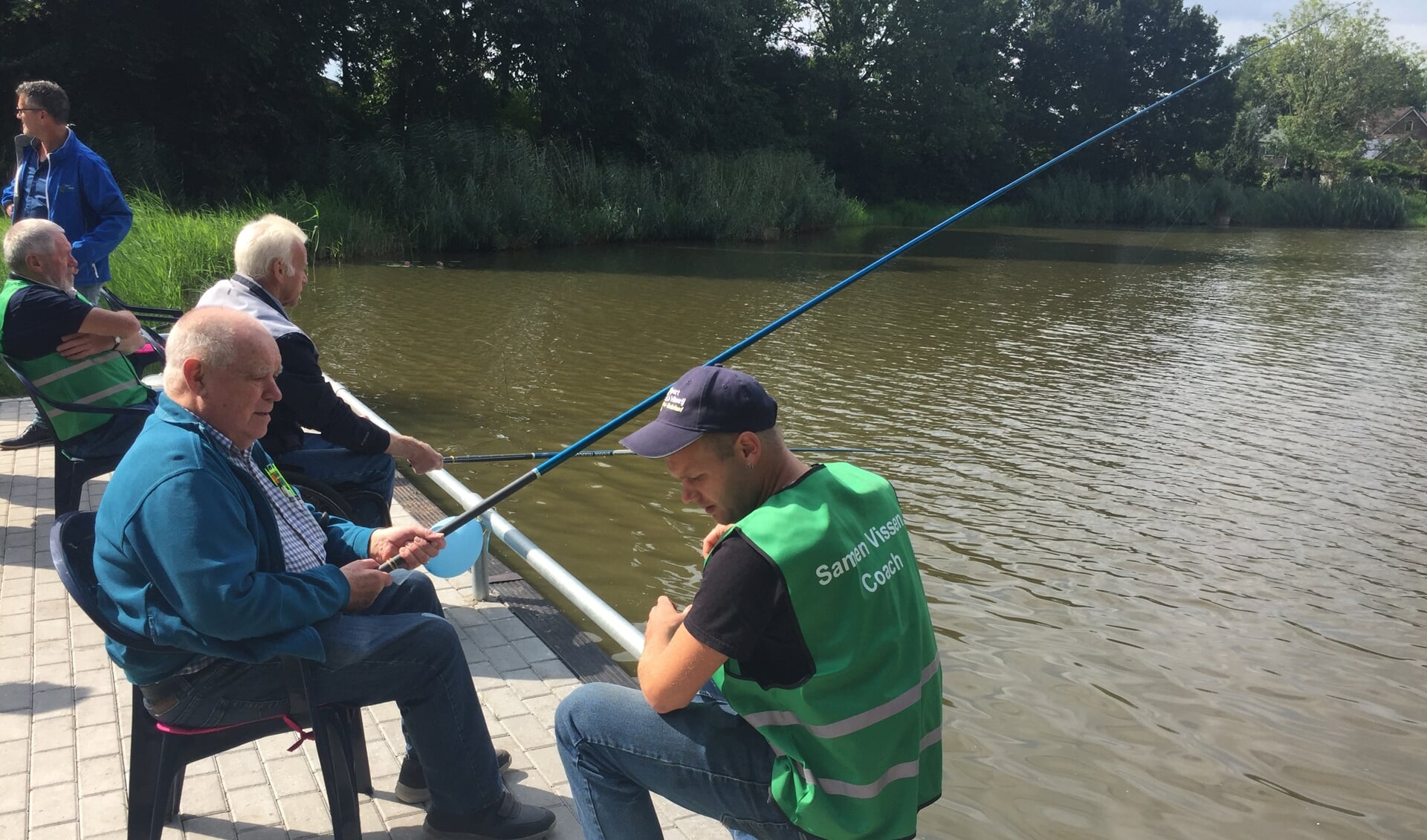 Een Samen VISsen Coach geeft uitleg over het vissen. Ideaal om er even uit te zijn en te genieten van de natuur.