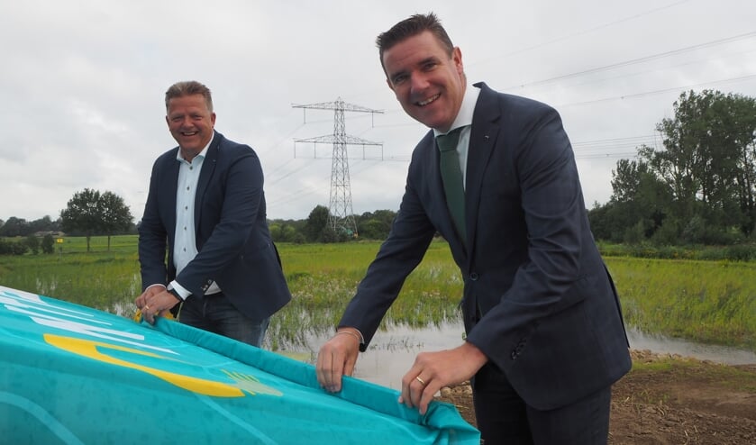 <p>Wethouder van Mierlo en algemeen directeur van NTP Martin Slot hebben samen de Lake Source Cooling Leemslagenplas geopend. Het water wordt gebruikt om het ZGT te koelen.</p>