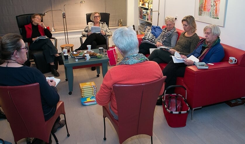 <p>Leesliefhebbers bespreken samen een boek. Foto: Senia. </p>