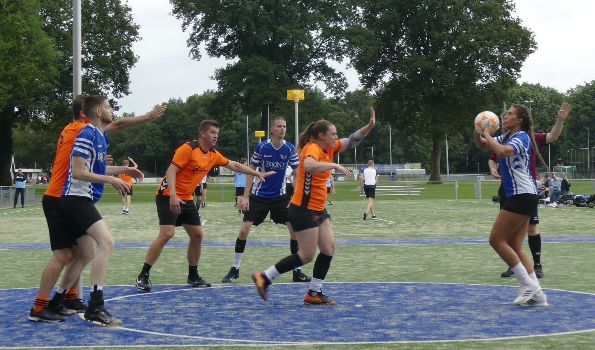 Esmee Wenting van DOS-WK in actie tegen Oranje Zwart. (Foto: Alex Scholten)
