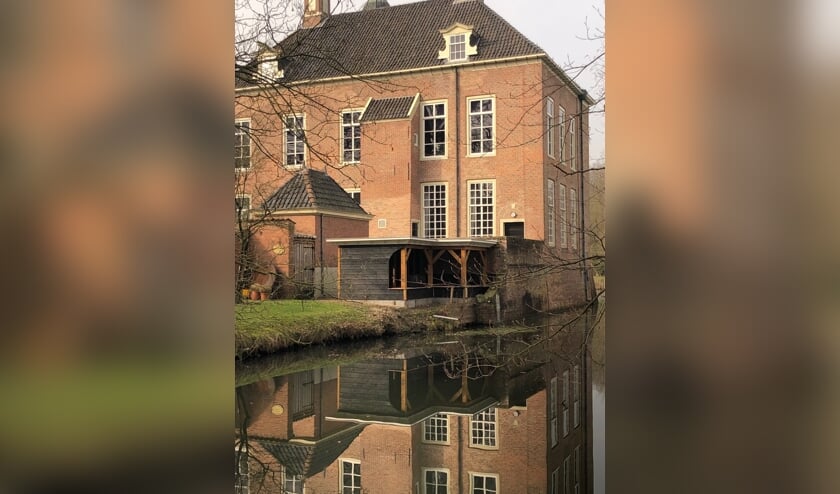 <p>De nieuwe bijenstal van Imkersvereniging De Oosterhof is geheel in de stijl van de havezate opgetrokken.</p>