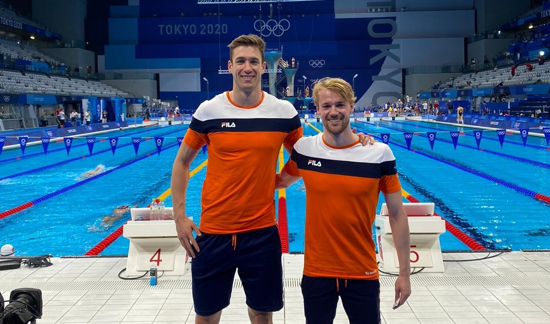 Arjan Knipping (rechts) in het Olympisch zwembad, naast PSV-clubgenoot Stan Pijnenburg.