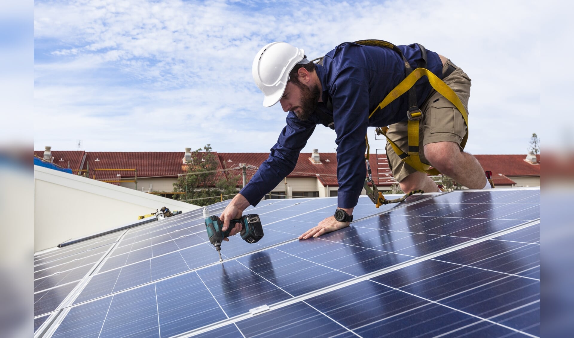 Met de Provinciale subsidie kunnen asbesthoudende daken gesaneerd worden, waarna zonnepanelen teruggeplaatst worden.