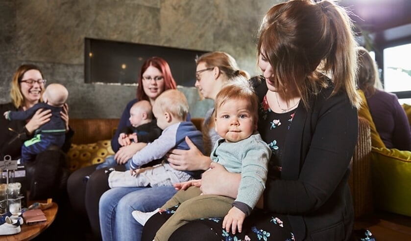 <p>Moeders met hun kinderen in het Mammacafé. Eigen foto. </p>