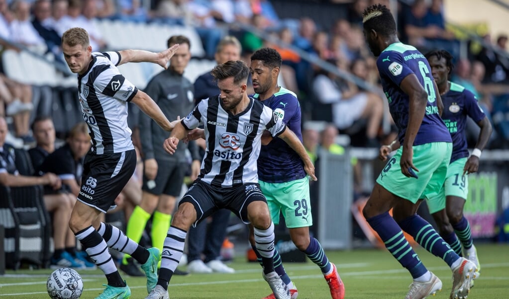 Een beeld van de wedstrijd Heracles Almelo tegen PSV toen het gezellig druk was in het stadion van de Almeloërs. (Foto: NESimages)  