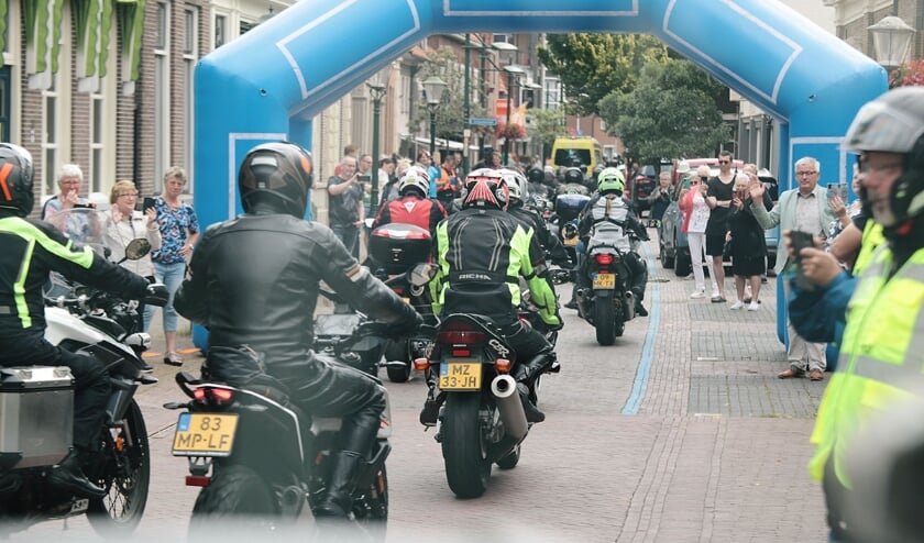 <p>De motorrijders in het centrum van Haaksbergen. Eigen foto. </p>