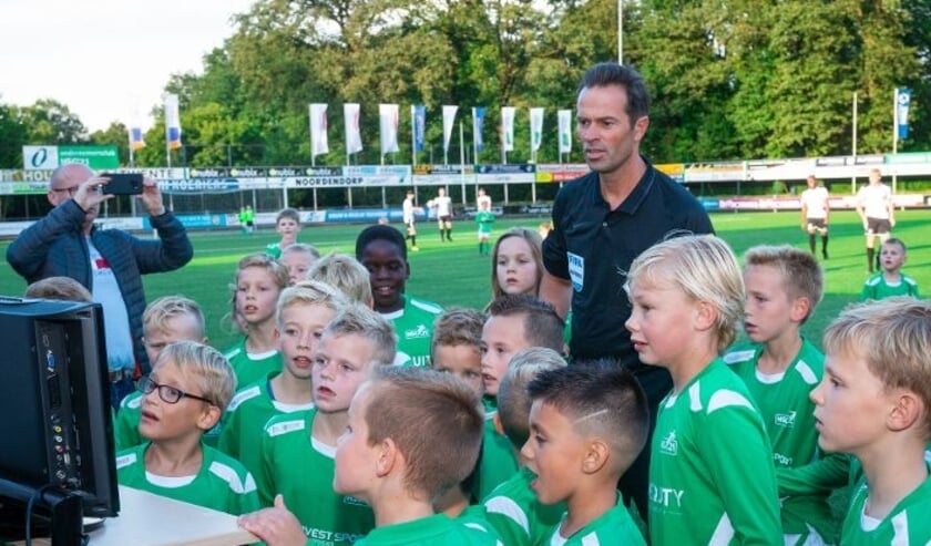 <p>Het VAR-moment in de wedstrijd tussen het eerste elftal en de jeugdspelers. Bas Nijhuis was scheidsrechter. </p>