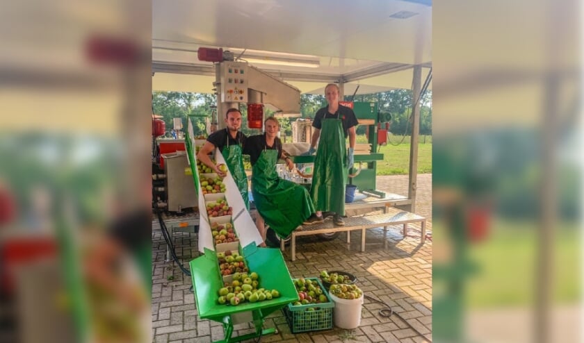 <p>De Twentse Sapmobiel perst appels, peren en ander fruit ter plekke uit..</p>