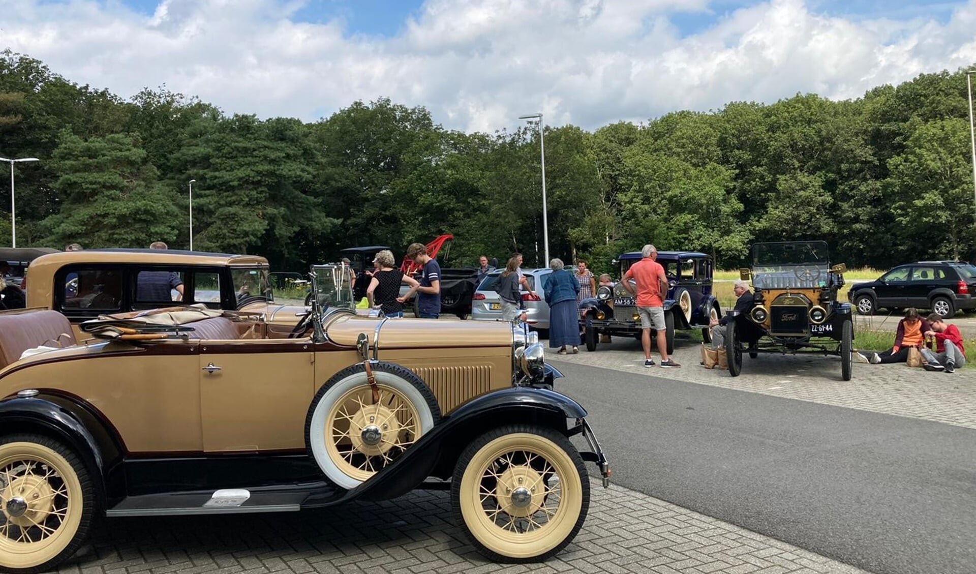 HOLTEN - De oldtimers van de A-Ford Club maken een stop op de carpoolplaats Holten aan de Markeloseweg.