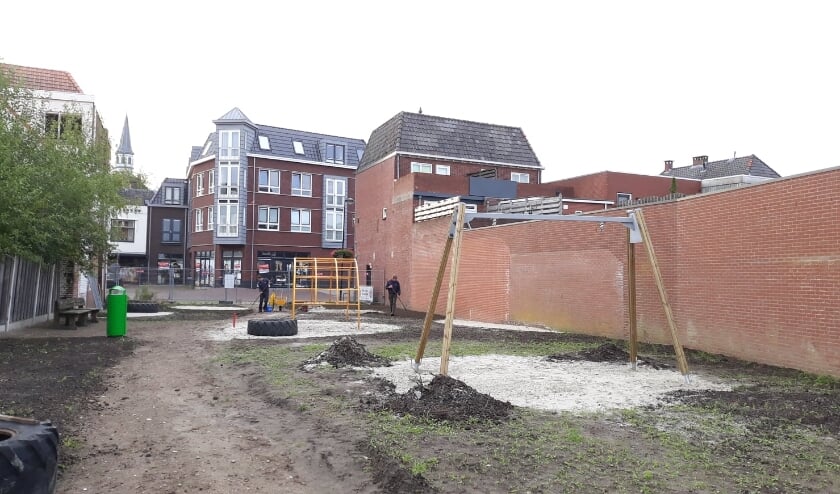 <p>Er wordt gewerkt in het park in aanbouw. Er staan al diverse toestellen. Over ruim een maand is de opening. </p>