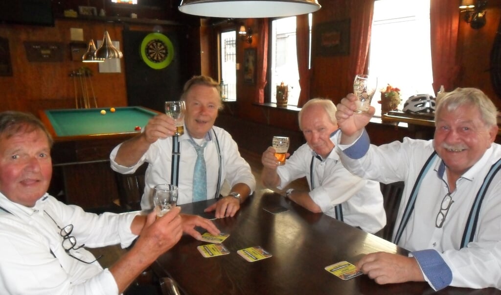 Het muzikale combo geniet van een lekker biertje. De smartlappenzangers kwamen bijeen in hun uitvalsbasis, café Moatman in Oldenzaal.