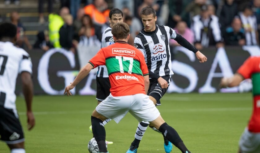 <p>Lucas Schoofs aan de bal tegen NEC in Erve Asito. (Foto: NESimages)</p>