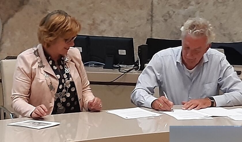 <p>Met een zwierige handtekening en een stevige druk op de knop droeg de gemeente ruim 3000 foto's over aan de Historische Kring.</p>