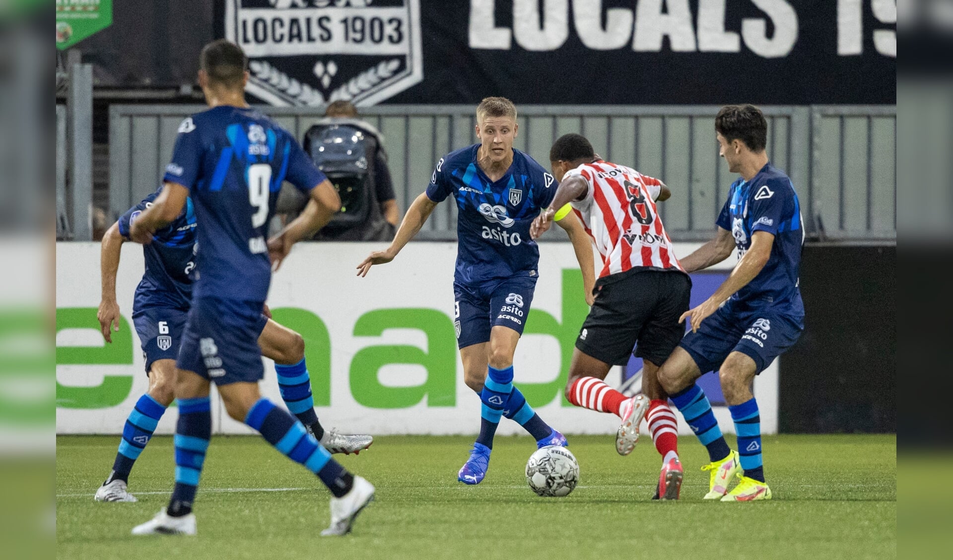 Mats Knoester (midden) in actie tegen Sparta in Rotterdam. (Foto: NESimages)