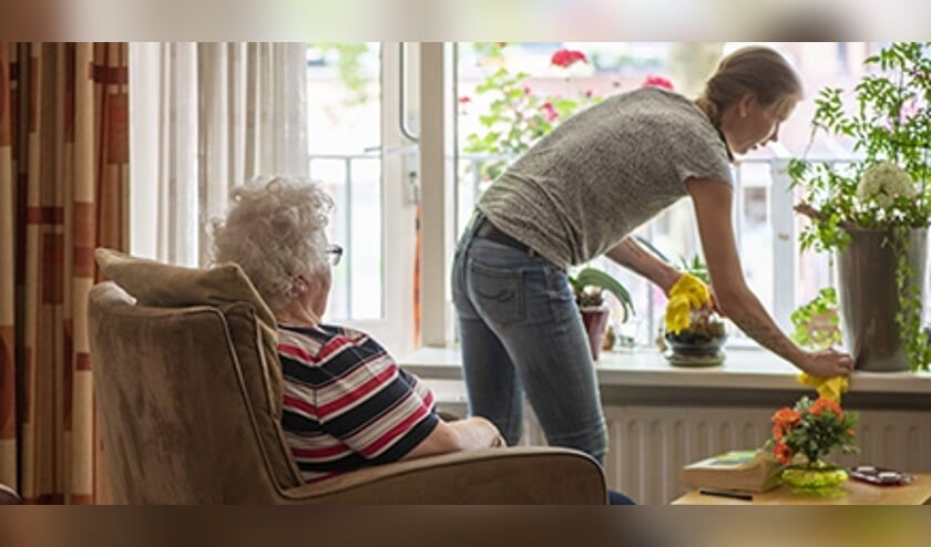 Een jonge vrouw werkt bij de thuiszorg. Ze verzorgt huishoudelijke taken bij een oudere mevrouw, die zo langer zelfstandig kan wonen.