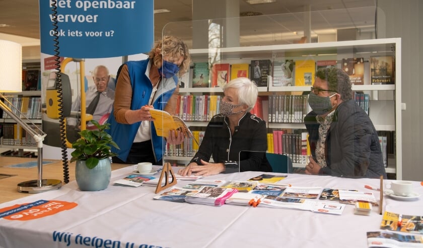 <p>Vrijwilligers geven uitleg en beantwoorden vragen over reizen met het openbaar vervoer.</p>