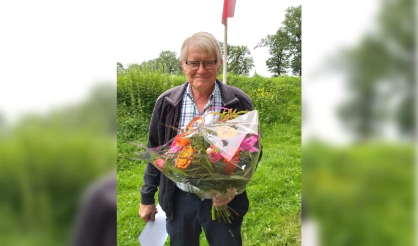 <p>Door een hogere gemiddelde snelheid van zijn duif wint Jan Breukers een mooie bos bloemen.</p>