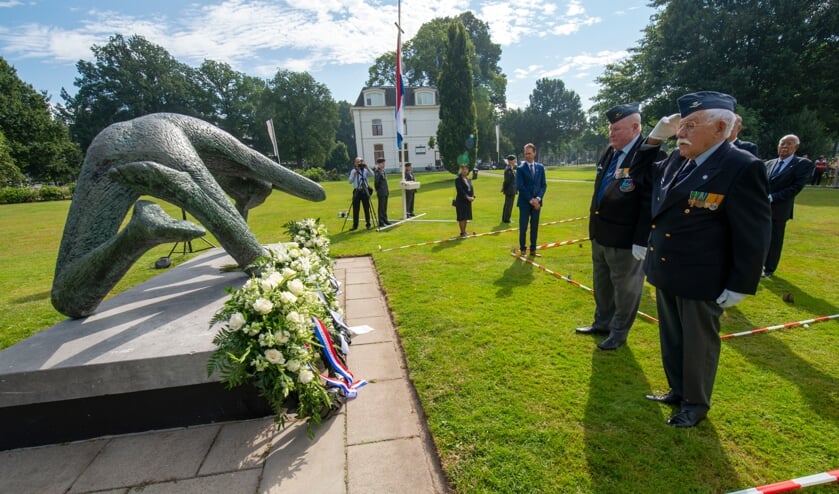 <p>Bij de Indiëherdenking werden meerdere kransen gelegd. (Foto: Robert Hoetink)</p>