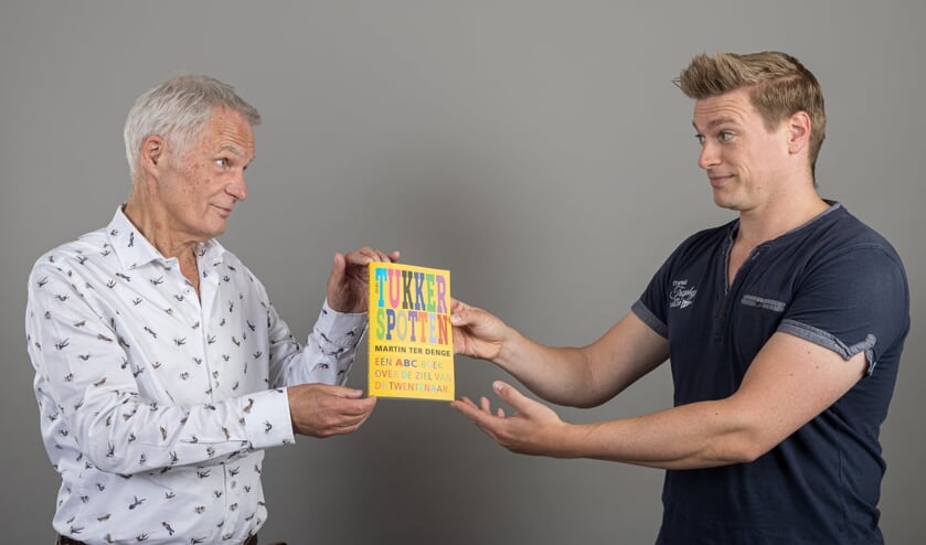 <p>RIJSSEN - Herman Finkers nam bij Martin op kantoor het eerste exemplaar van Tukkerspotten in ontvangst.</p>