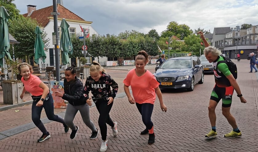 <p>De deelnemende meiden starten aan hun eigen Run Bike Run. Voorzitter Maarten van Bree geeft het startschot op de wat druilerige vrijdag.</p>
