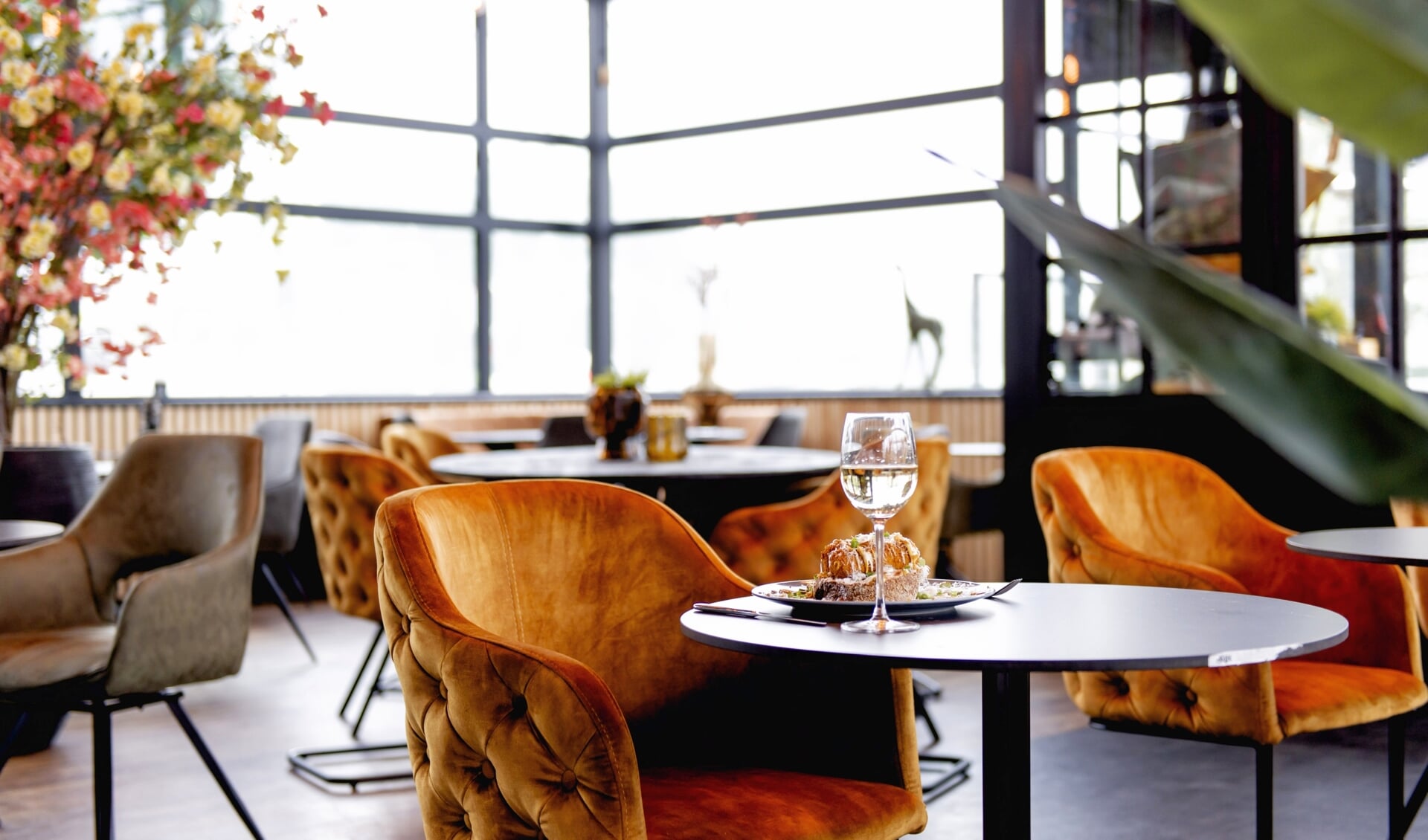 Foodclub BLVD60 opent in september op Lifestyle Boulevard Almelo. Het is volgens eigenaar Eser Güzel ''een plek waar je makkelijk naar binnenloopt en even kunt onthaasten van je drukke leven''.