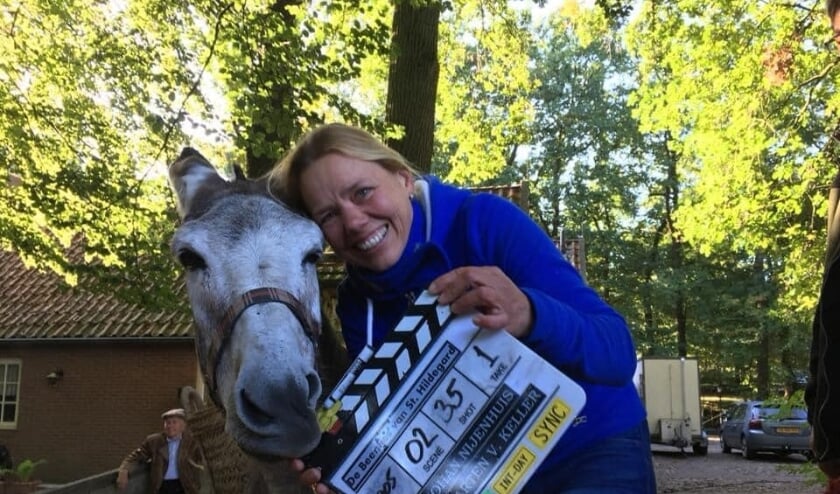<p>Hilde Obdeijn met de ezel, die meespeelt in de film De Beentjes van Sint-Hildegard. Eigen foto. </p>